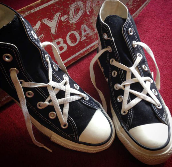 Cách buộc dây giày Converse cao cổ hình ngôi sao
