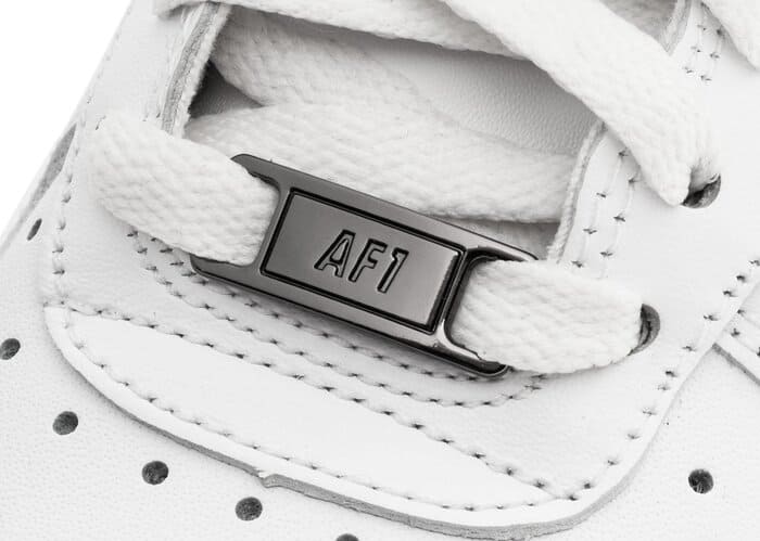 lace tag của một đôi giày sneaker thể thao