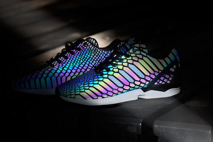 những đôi giày sneaker sử dụng công nghệ light responsive technology