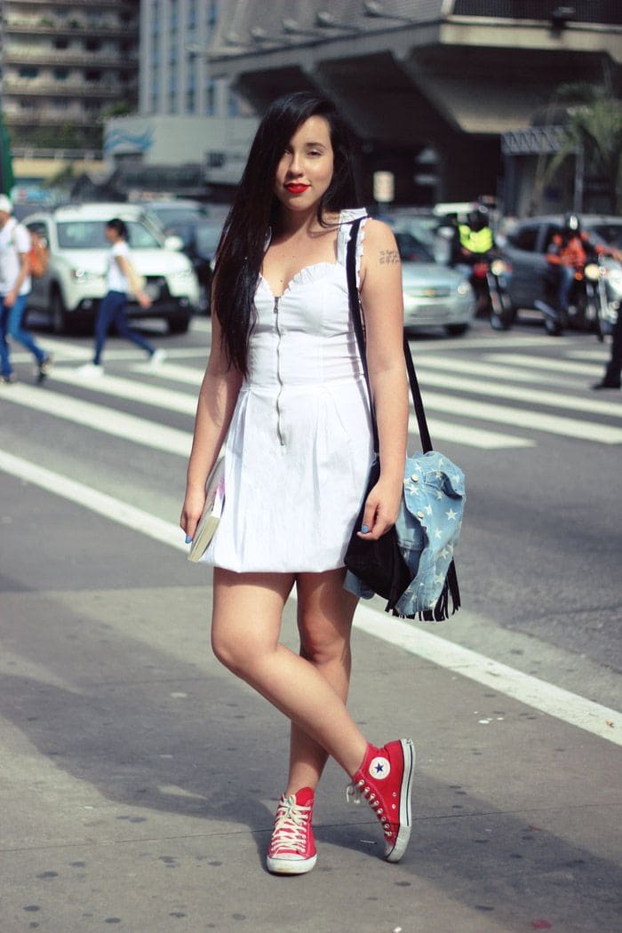 phối váy trắng với giày đỏ nữ