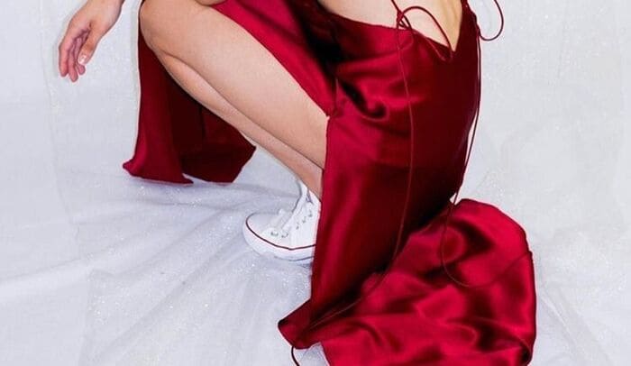 bộ đôi hoàn hảo giữa váy đỏ và giày trắng tinh khôi