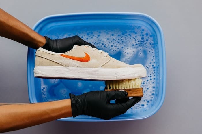 cách giặt giày bằng nước rửa chén