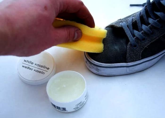 cách giặt giày bằng vaseline