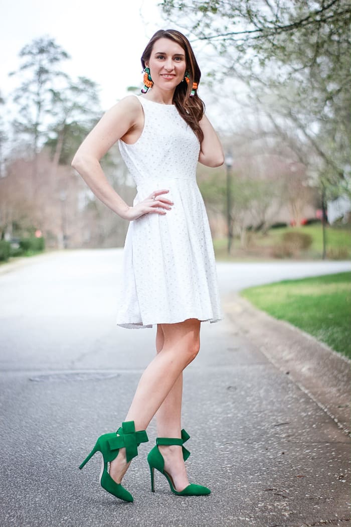 mặc váy trắng mang giày màu xanh lá
