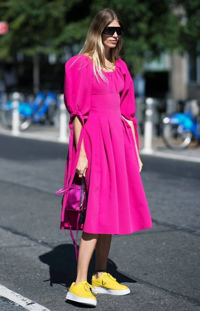 váy hồng mang giày thể thao đầy năng động