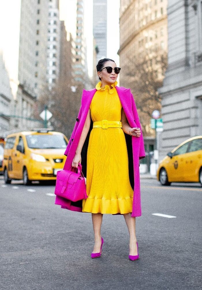 váy màu vàng kết hợp với giày màu tương phản