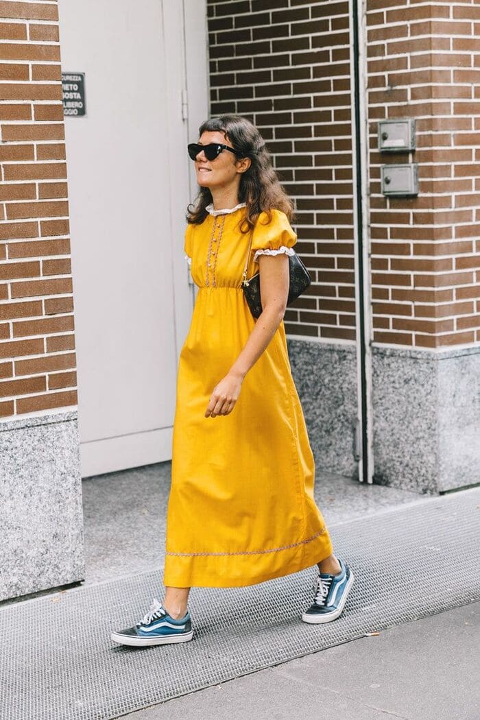 váy màu vàng kết hợp với giày giày thể thao